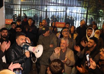 Mersin Adliyesi önünde direniş Kürtçe klamlarla sürüyor