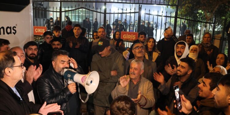 Mersin Adliyesi önünde direniş Kürtçe klamlarla sürüyor