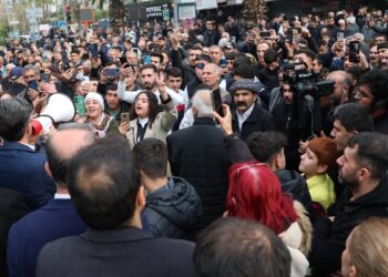 Mersin Adliyesi önünde direniş şarkıları yükseliyor