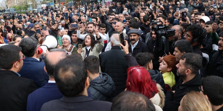 Mersin Adliyesi önünde direniş şarkıları yükseliyor