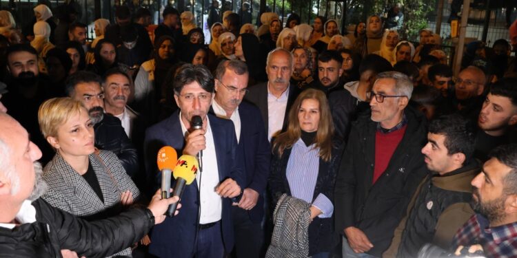 Mersin Adliyesi önünden seçilmişlere çağrı: Bu suça ortak olmayın