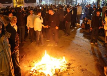 Mersin Adliyesi önünde direniş ateşi yakıldı