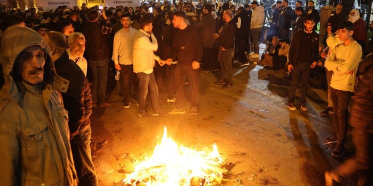 Mersin Adliyesi önünde direniş ateşi yakıldı