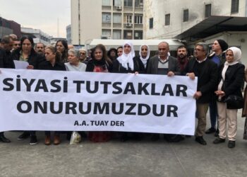 Adana’da tutsaklara para gönderildi