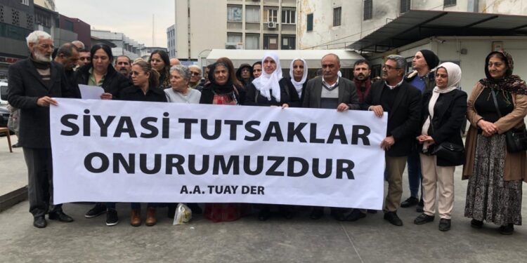 Adana’da tutsaklara para gönderildi