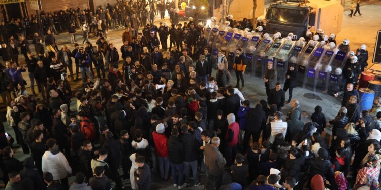 Akdeniz’de kayyım protestosuna polis saldırısı: Kitle ablukayı kırdı