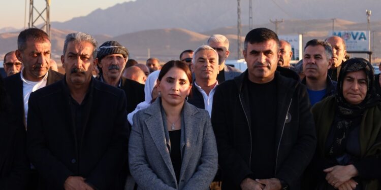 Habur Sınır Kapısı’nda engel sürüyor: Heyet 24 saattir keyfi bekletiliyor