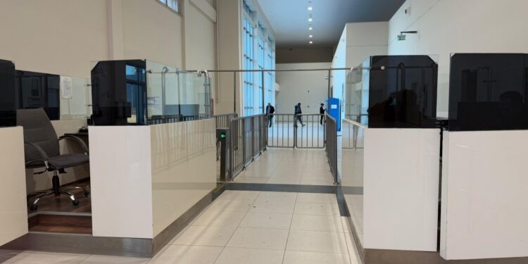 Sınırda bekletilen heyete battaniyelerin verilmesine izin verilmedi