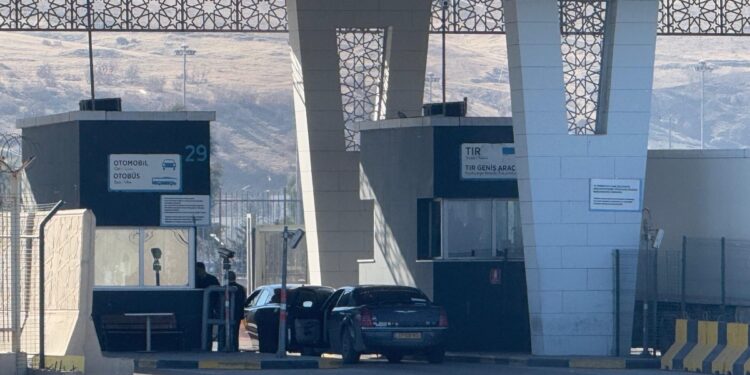 Gazetecileri almaya giden heyet: Sadece bizim geçişimiz engelleniyor