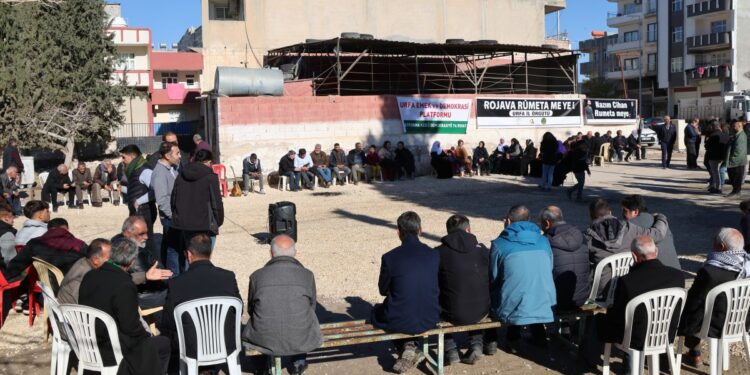 Kobanê sınırında kilamlar eşliğinde nöbet