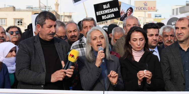 Kobanê sınırından seslendiler: Mücadele kararlılığı başarıya ulaştıracak