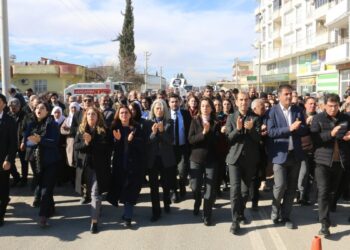Binlerce kişi Kobanê sınırına yürüyor CANLI