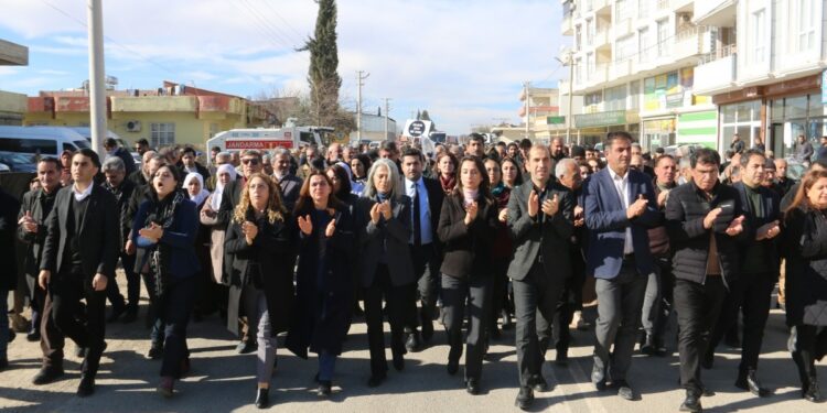 Binlerce kişi Kobanê sınırına yürüyor CANLI