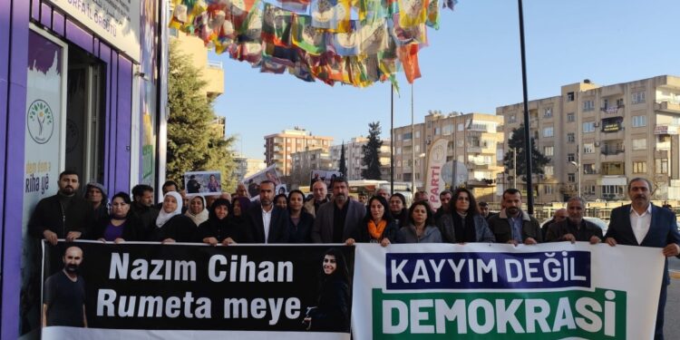 Gazetecilerin cenazelerinin verilmemesine tepki