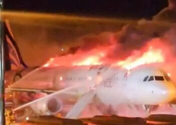 Güney Kore’de yolcu uçağında yangın çıktı: 176 kişi tahliye edildi