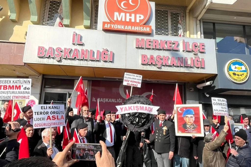 Afyonkarahisar’da şehit ailelerinden MHP’ye siyah çelenk!