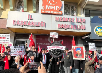 Afyonkarahisar’da şehit ailelerinden MHP’ye siyah çelenk!