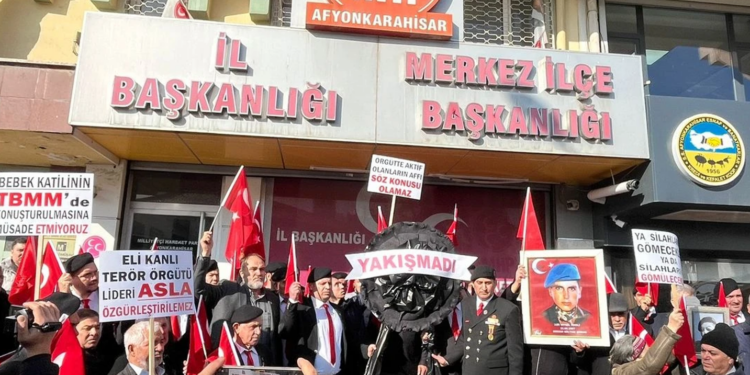 Afyonkarahisar’da şehit ailelerinden MHP’ye siyah çelenk!