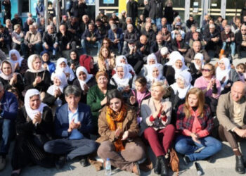 Akdeniz Belediyesi önünde kayyım protestosu