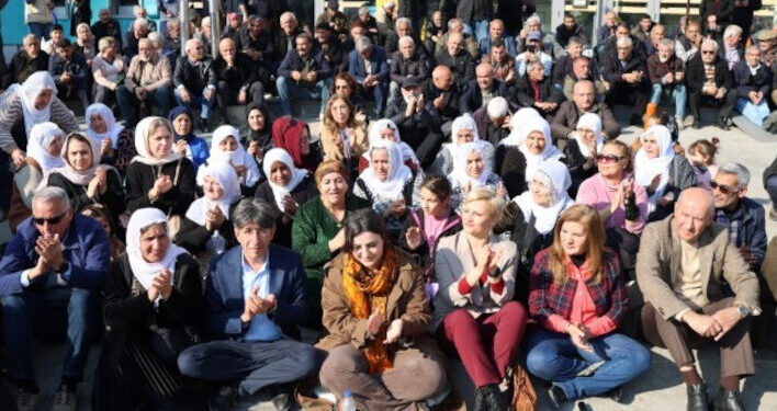 Akdeniz Belediyesi önünde kayyım protestosu