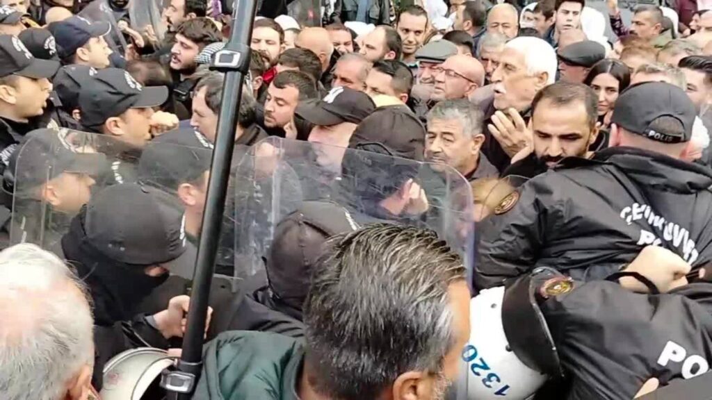 Akdeniz Belediyesi'ne kayyım atanmasını protesto etmek isteyen gruba polis engeli!