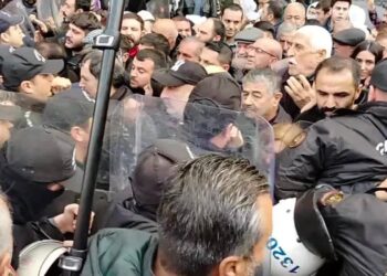 Akdeniz Belediyesi'ne kayyım atanmasını protesto etmek isteyen gruba polis engeli!