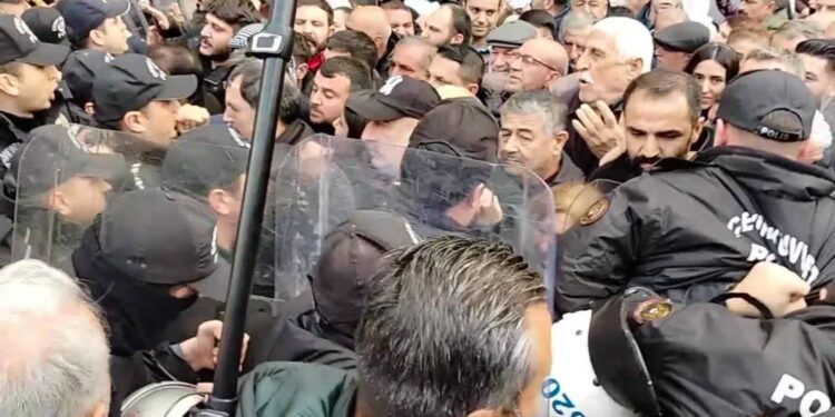 Akdeniz Belediyesi'ne kayyım atanmasını protesto etmek isteyen gruba polis engeli!