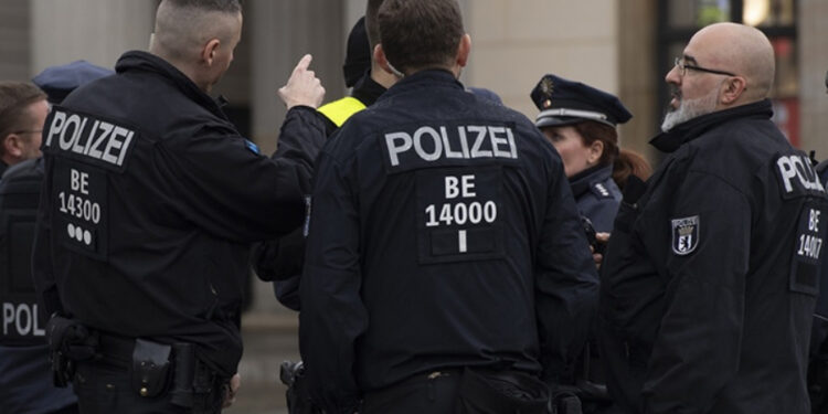 Almanya’da bıçaklı saldırı: 1’i bebek 2 kişi hayatını kaybetti