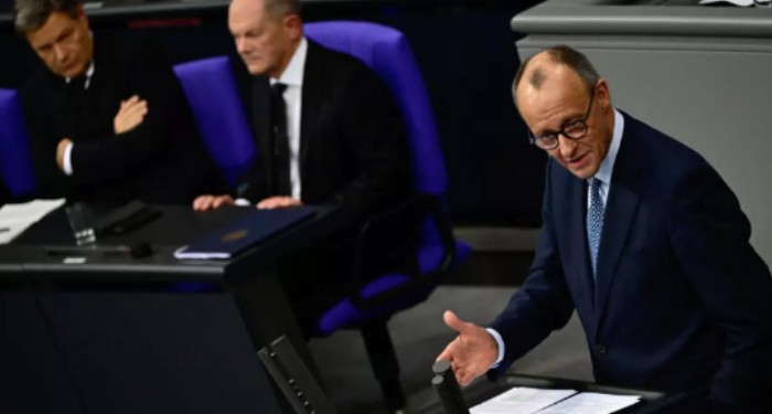 Almanya’da daha sert bir göç politikası için verilen önerge, aşırı sağın oylarıyla kabul edildi