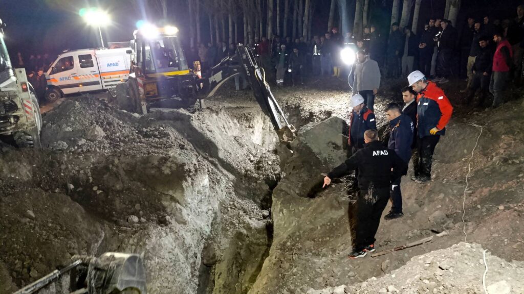 Amasya'da sondaj sırasındaki göçükte, toprak altında kalan iki işçi hayatını kaybetti