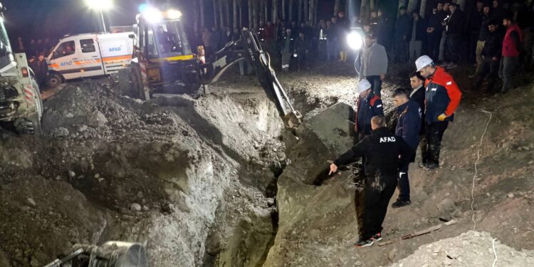 Amasya'da sondaj sırasındaki göçükte, toprak altında kalan iki işçi hayatını kaybetti
