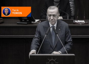 Aniden durup dedi ki: “O zehri yavaş yavaş zerk eder!”