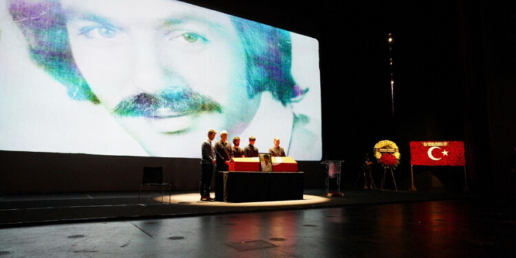 Arabesk müziğinin efsane ismi Ferdi Tayfur son yolculuğuna uğurlandı