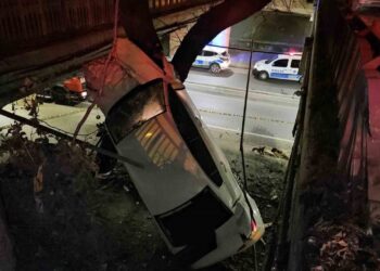 Ataköy'de Feci Kaza: Otomobil Havada Asılı Kaldı