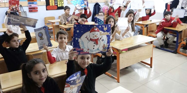 Aynı okulda eğitim gören 10'u da ikiz 20 öğrenci karnelerini aldı