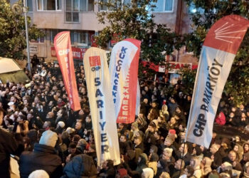 Beşiktaş Belediyesi Önünde Demokrasi Nöbeti: Özel ve İmamoğlu Açıklama Yapacak