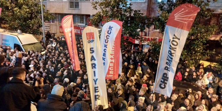 Beşiktaş Belediyesi Önünde Demokrasi Nöbeti: Özel ve İmamoğlu Açıklama Yapacak