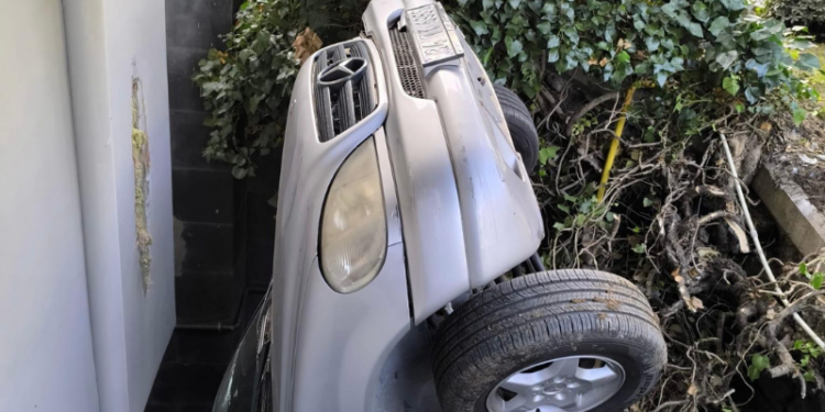 Beşiktaş'ta cip bina boşluğuna düştü