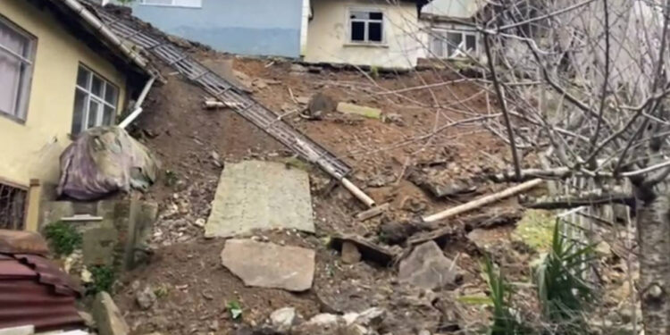 Beykoz'da İstinat Duvarı Çöktü