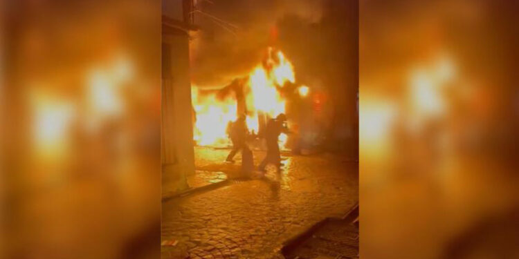 Beyoğlu’nda alevli gece: Terzi dükkanı ve daire yandı