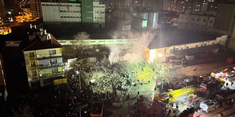 Binada 14 daire, 7 dükkan bulunuyor