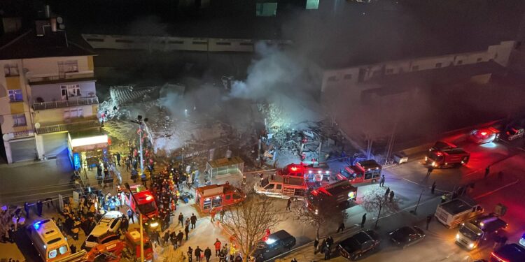 Binanın alt katındaki balıkçı dükkânının kolon kestiği iddia edildi