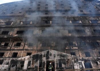 Biz niye otel sahiplerini tartışmıyoruz, niye onların yakasına yapışmıyoruz?