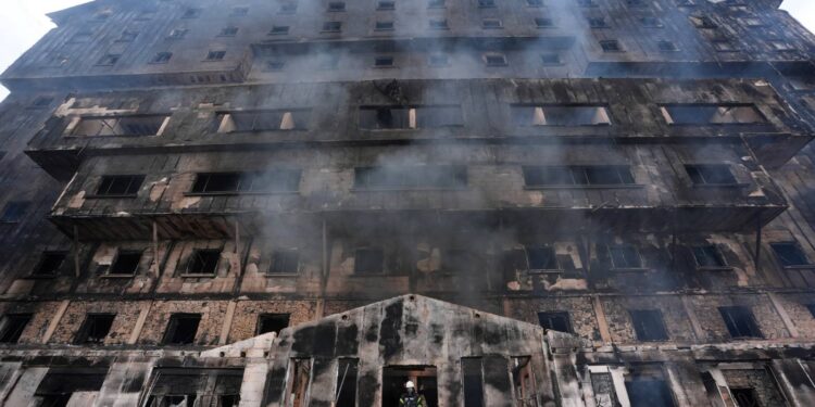 Biz niye otel sahiplerini tartışmıyoruz, niye onların yakasına yapışmıyoruz?