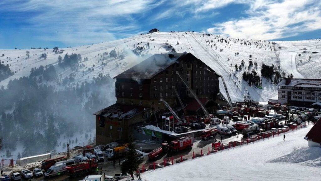 Bolu Grand Otel yangınında 78 kişi öldü, belediye ve itfaiye yöneticisi dahil 11 kişi gözaltında