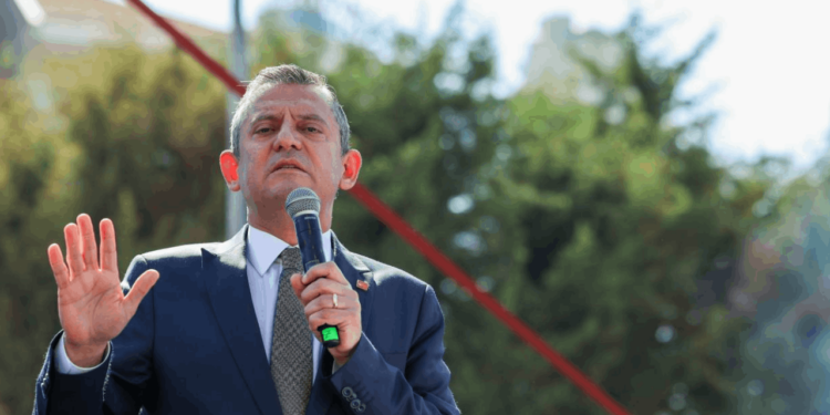 CHP Lideri Özgür Özel Saat 15.00'i İşaret Etti, 'Büyük Sürpriz' Dedi