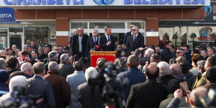 CHP lideri Özel: Erdoğan’a yakın şirketlerin SGK’ye 9 kamyon altın borcu var