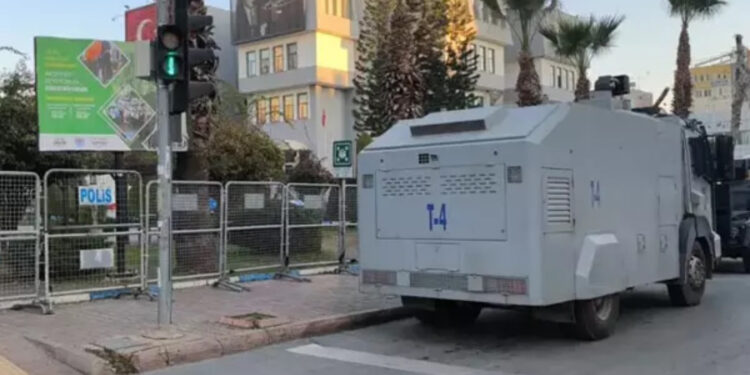 DEM Partili Akdeniz Belediyesi eşbaşkanları ve meclis üyeleri gözaltına alındı