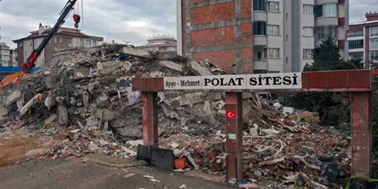 Depremde 134 kişinin öldüğü Ayşe-Mehmet Polat Sitesi davası "Suçsuz yere cezaevinde yattım" diyen müteahhite 21 yıl 9 ay, proje müellifine 12 yıl hapis cezası