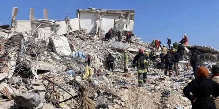 Depremde 150 kişiyi mezar olan Palmiye Sitesi'nin müteahhidine, 'kocama' gerekçesiyle tahliye